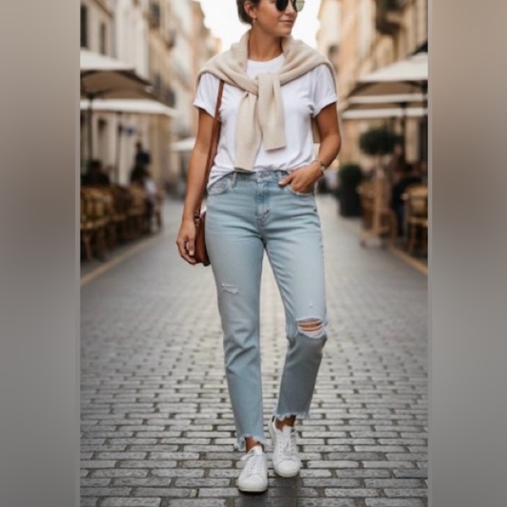 NWT Rag & Bone Light Blue Distressed Boyfriend Jeans

New with tags Size 29.